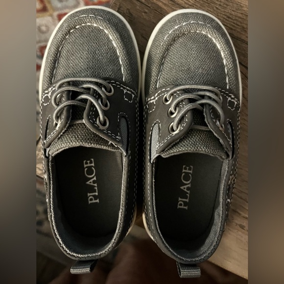 Size 7 toddler no tie shoes - Picture 2 of 4